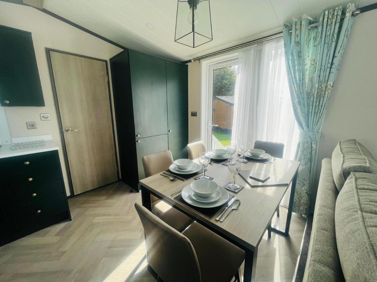 Chalet Evergreen With Hot Tub York