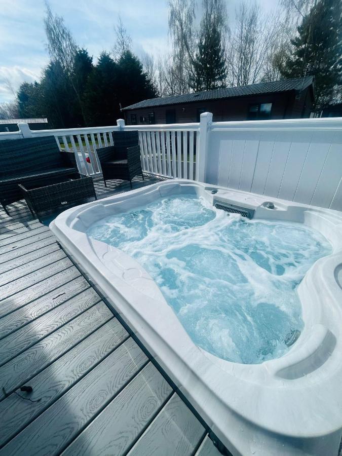 Chalet Evergreen With Hot Tub York