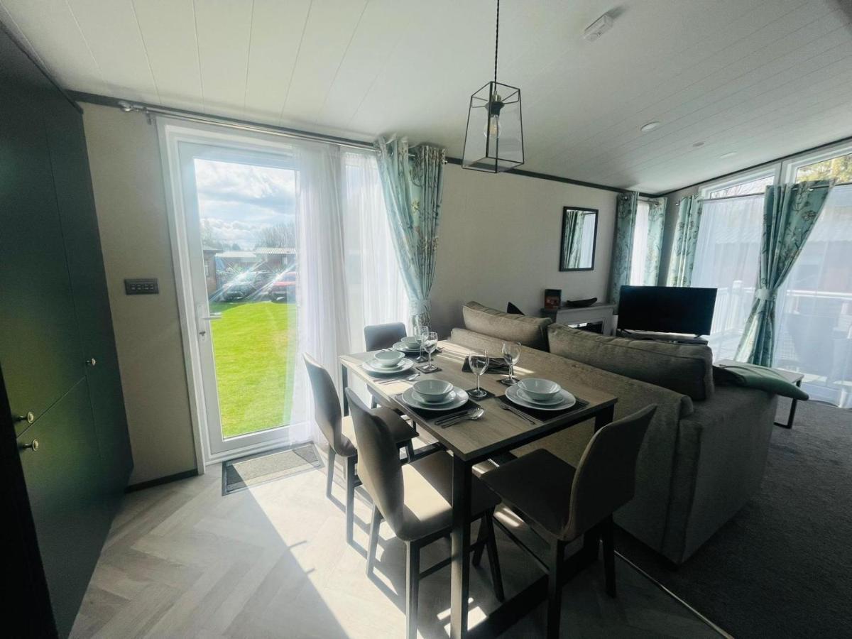 Evergreen With Hot Tub Chalet York